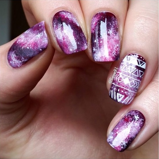 Uñas en rosa estilo galaxia