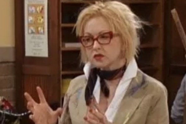 Cindy Lauper Interpretó a la Sra. Petuto, profesora de arte callejero en Es tan Raven.