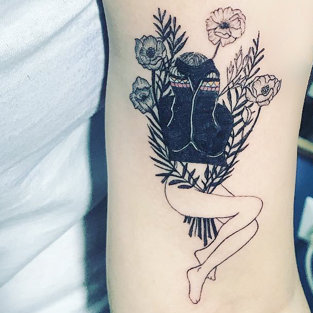 Tatuaje negro silueta de mujer y flores