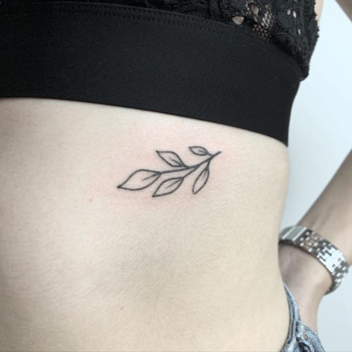 Tatuaje negro sencillo hojas