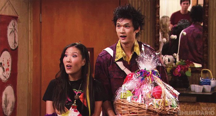 Harry Shum Jr. sosteniendo una canasta con dulces en iCarly