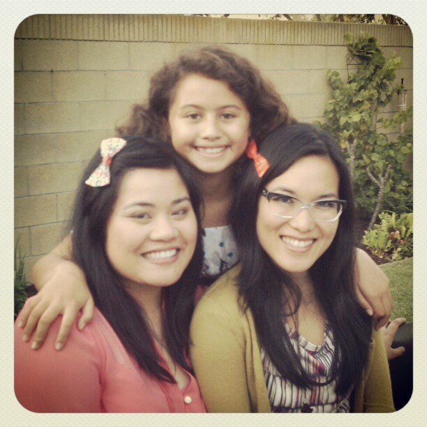 Ali Wong posando para una fotografía junto a sus amigas de la infancia
