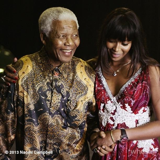 Naomi Campbell caminando junto a Nelson Mandela