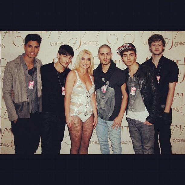 Britney Spears posando junto a la banda The Wanted