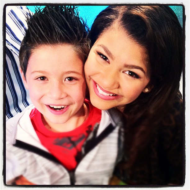 Zendaya sonriendo para una selfie en su infancia