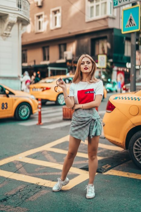 Chica caminando en una concurrida avenida de Nueva York