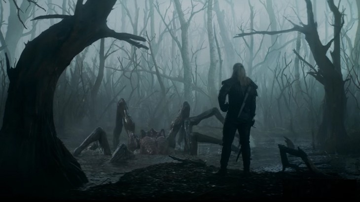 Henry Cavill como Geralt de Rivia luchando contra una araña gigante