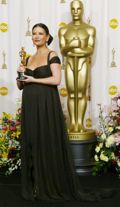 Catherine Zeta-Jones sujetando su estatuilla del Óscar en 2003 