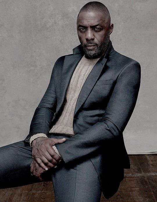 Idris Elba posando para una sesión fotográfica
