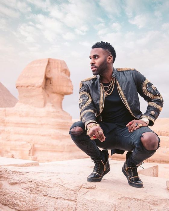 Jason Derulo posando para una foto en el desierto