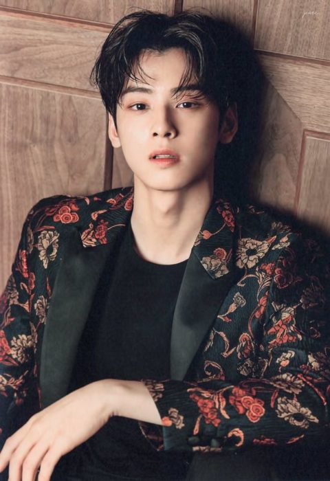 Cha Eun-Woo recargado en una pared posando para una fotografía