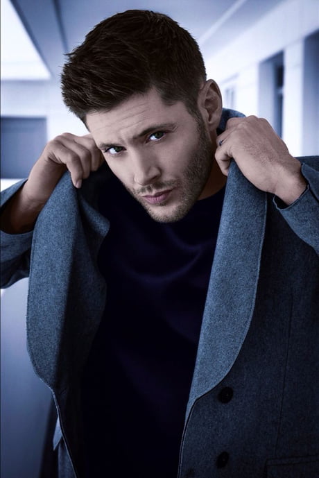 Jensen Ackles posando con un saco azul marino