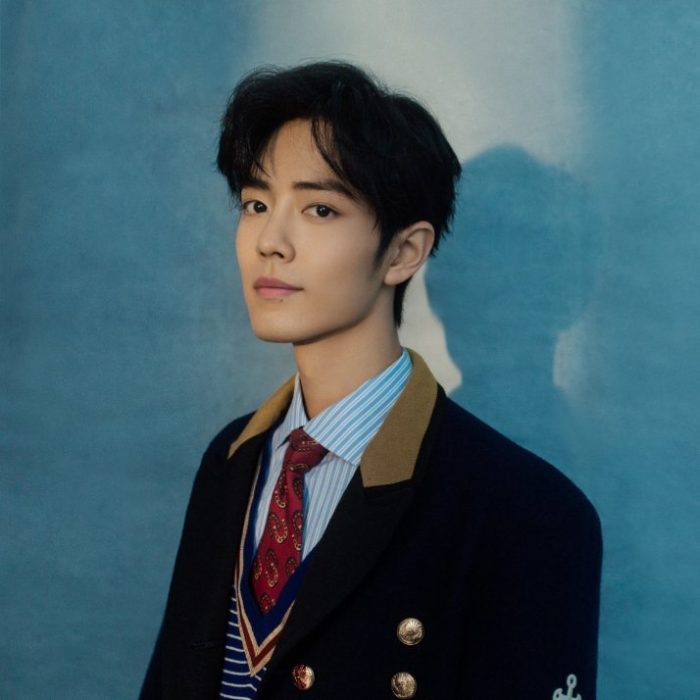 Xiao Zhan con uniforme escolar posando
