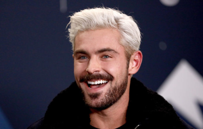 Zac Efron con cabello bicolor sonriendo
