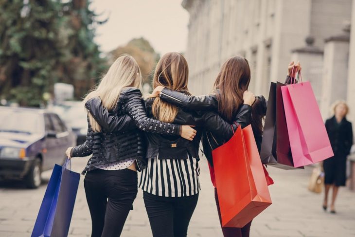Grupo de chicas yendo de compras