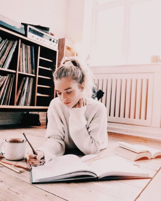 Chica estudiando en su habitación