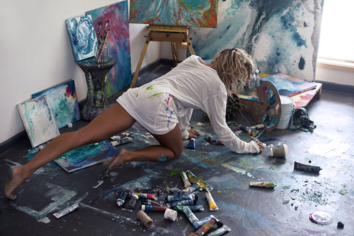 Chica pintando en su habitación