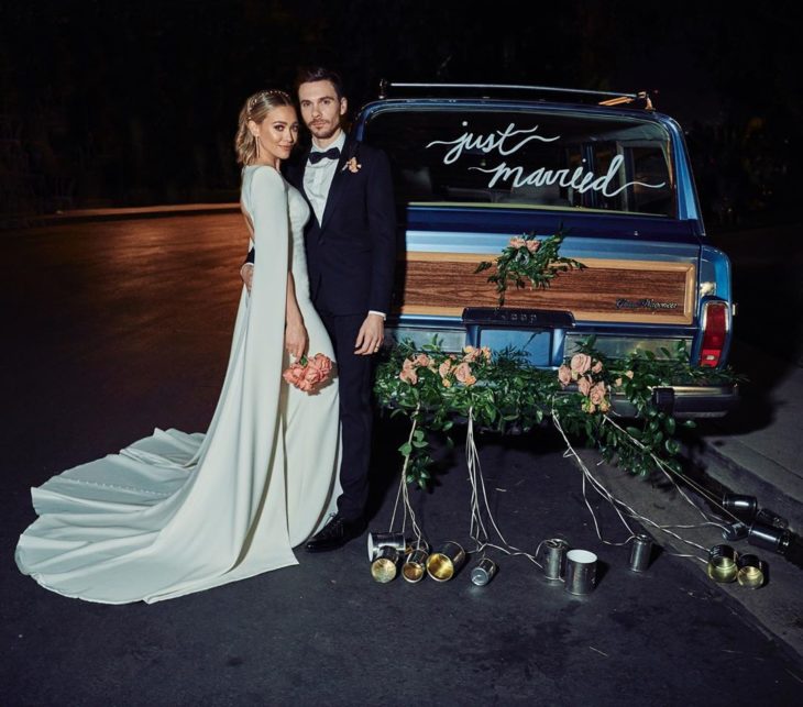 Hilary Duff parada frente a una camioneta después de su boda 
