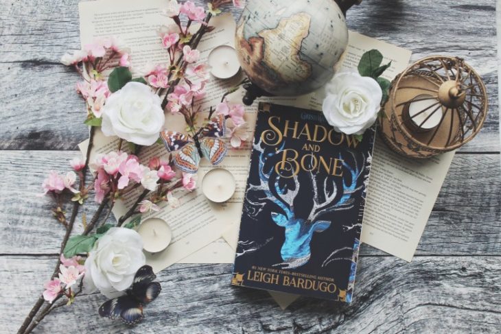 portada del libro Sombra y hueso de Leigh Bardugo.