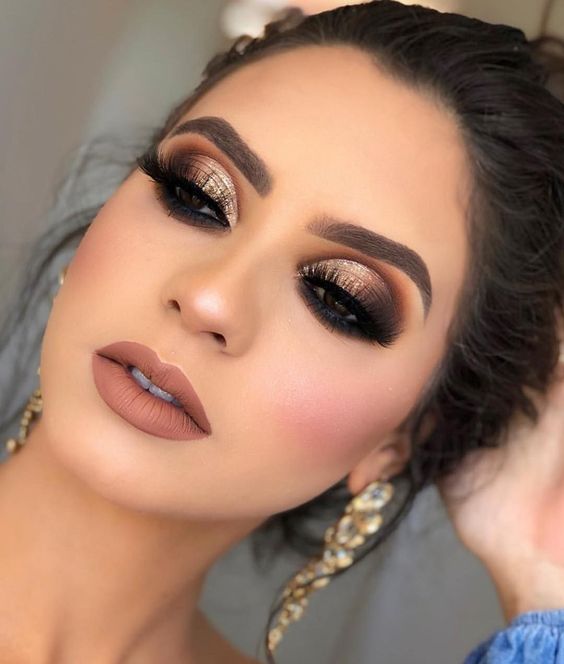 Chica mirando hacia abajo mostrando maquillaje en café