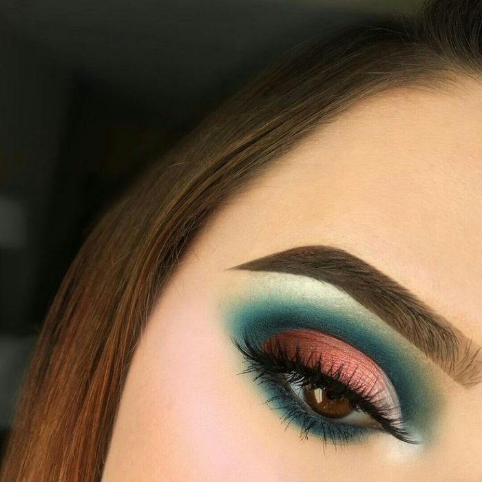 Maquillaje en verde con rojo