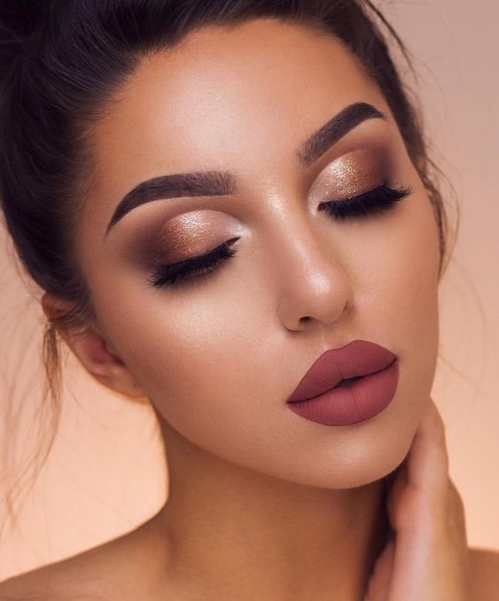 Chica con maquillaje en rosa palo