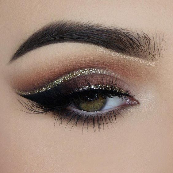 Maquillaje en negro con dorado