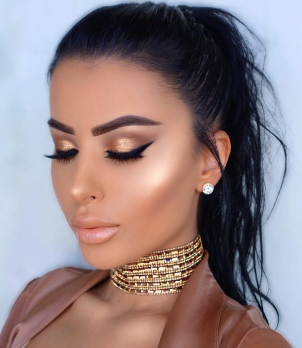 Maquillaje en colores neutros con glitter