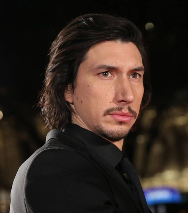 Actor Adam Driver; hombre con traje, cabello oscuro, ojos verdes, barba y bigote