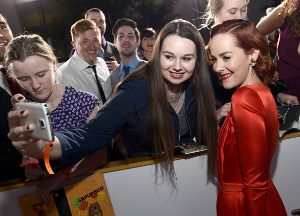 Jena Malone tomando selfie junto a sus fans