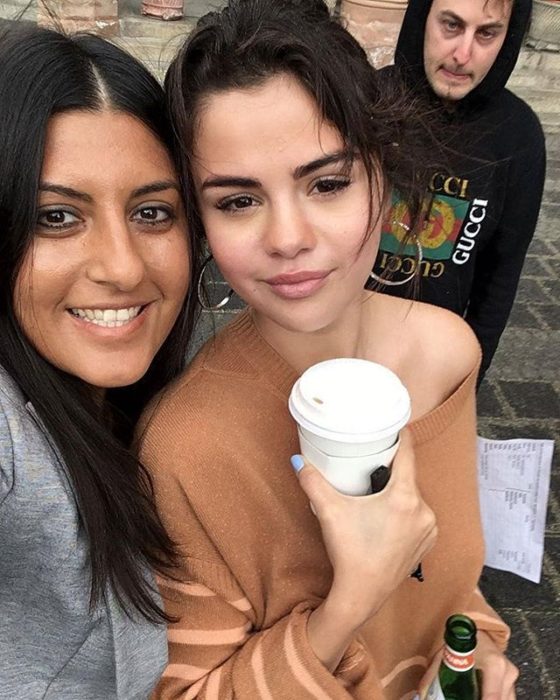 Selena Gomez tomando una selfie junto a su fan