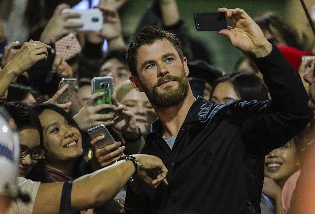 Chris Hemsworth posando en una selfie junto a sus fans