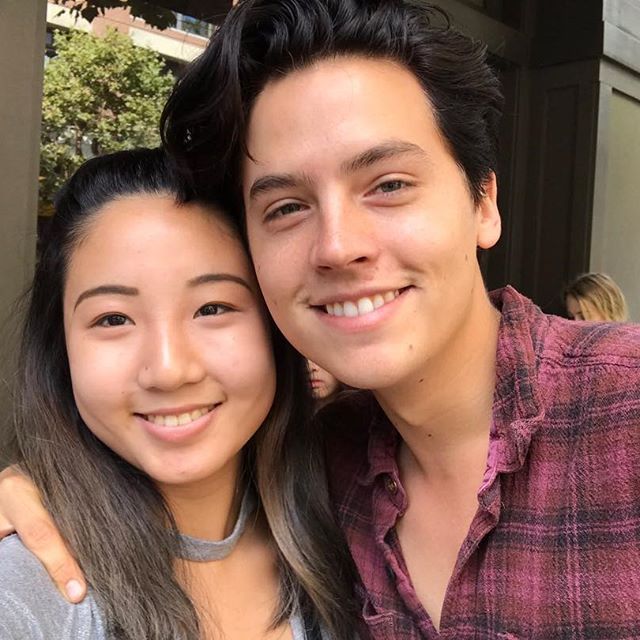 Cole Sprouse en una selfie junto a una fan