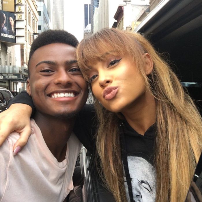 Ariana Grande abrazada de un chico tomando una selfie