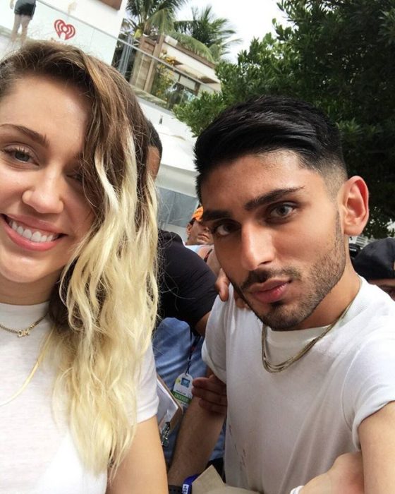 Miley Cyrus tomando una selfie junto a su fan