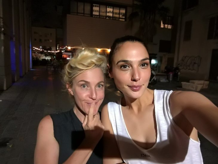 Gal Gadot tomando una selfie con su fan