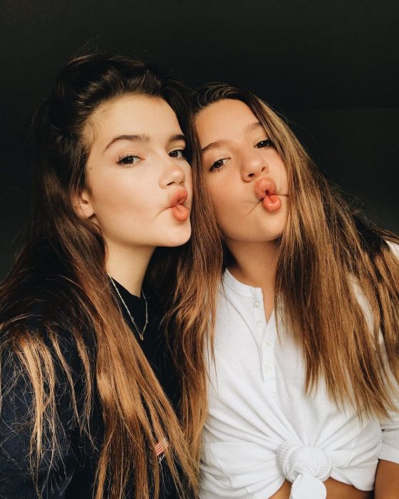 Mejores amigas haciendo caras divertidas