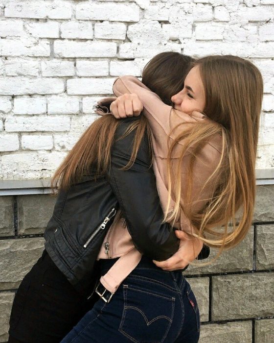 Mejores amigas abrazándose y sonriendo