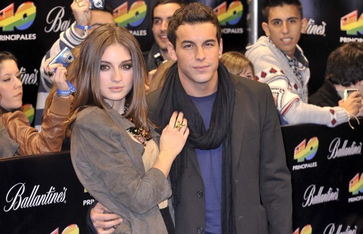Mario Casas y María Valverde abrazados en la alfombra roja de los 40 principales