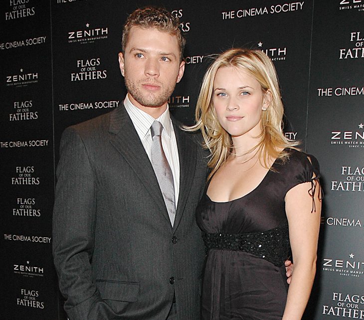 Reese Witherspoon y Ryan Phillippe posando para una foto en una alfombra roja