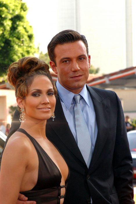 Jennifer Lopez y Ben Affleck abrazados y posando en una alfombra roja