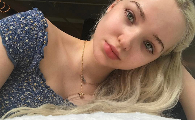 Dove Cameron sin maquillaje, recostada, tomando una selfie