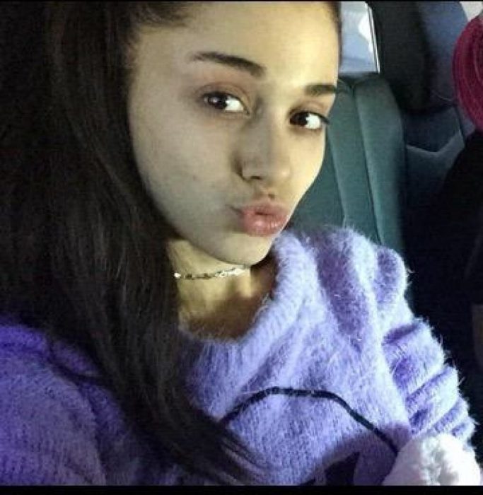 Ariana Grande sin maquillaje dentro de un automóvil