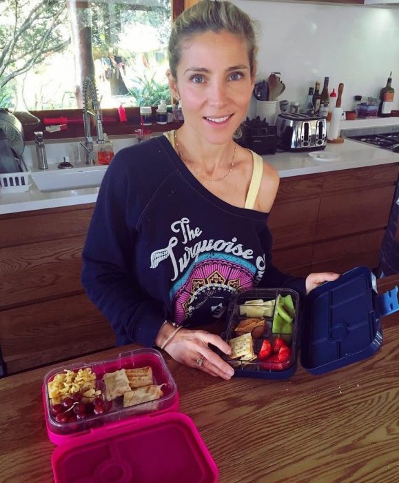 Elsa Pataky sin maquillaje, preparando el desayuno