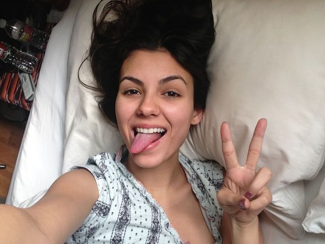 Victoria Justice sin maquillaje recostada en su cama