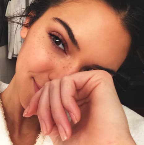 Kendall Jenner sonriendo ligeramente para una selfie