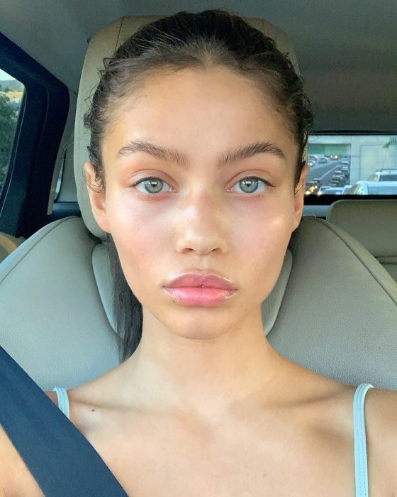 Audreyana Michelle sin maquillaje, dentro del auto, tomando una selfie