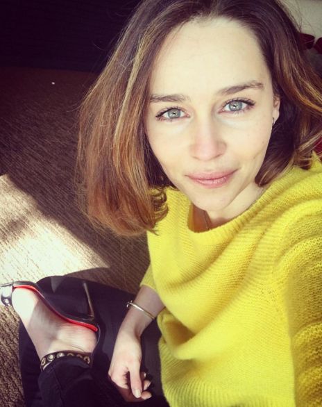 Emilia Clarke sonriendo ligeramente para una selfie sin maquillaje