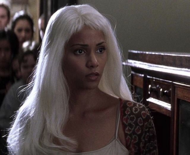 Halle Berry caracterizada como Storm en la película X-Men