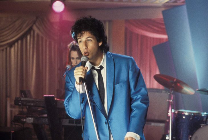 Adam Sandler caracterizado para la película El cantante de bodas